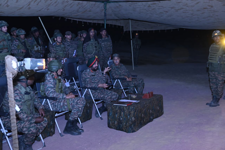 भारतीय सेना ने राजस्थान के थार रेगिस्तान में युद्ध की तैयारी का किया अभ्यास भारतीय सेना ने राजस्थान के थार रेगिस्तान में युद्ध की तैयारी का किया अभ्यास