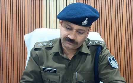 मध्य प्रदेश ग्वालियर में पकड़े गए 10 अवैध बांग्लादेशी, 8 भेजे गए वापस मध्य प्रदेश ग्वालियर में पकड़े गए 10 अवैध बांग्लादेशी, 8 भेजे गए वापस