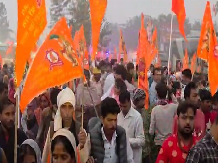सनातन हिंदू पदयात्रा पंडित धीरेंद्र कृष्ण शास्त्री के कार्यक्रम में पहुंचे हजारों लोग, कड़ी सुरक्षा व्यवस्था सनातन हिंदू पदयात्रा पंडित धीरेंद्र कृष्ण शास्त्री के कार्यक्रम में पहुंचे हजारों लोग, कड़ी सुरक्षा व्यवस्था