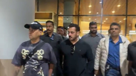 Salman Khan is back to the bay after the 'Da-Bangg Tour' in Qatar Salman Khan is back to the bay after the 'Da-Bangg Tour' in Qatar