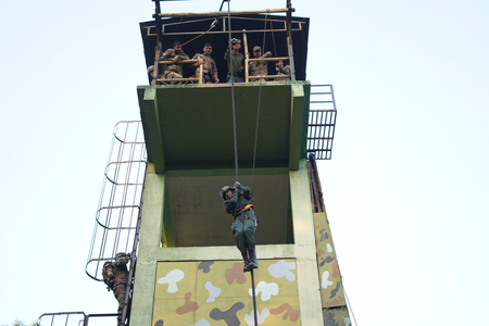 जहरीले सांपों से निपटने का अभ्यास कर रही हैं भारत-श्रीलंका की सेना जहरीले सांपों से निपटने का अभ्यास कर रही हैं भारत-श्रीलंका की सेना