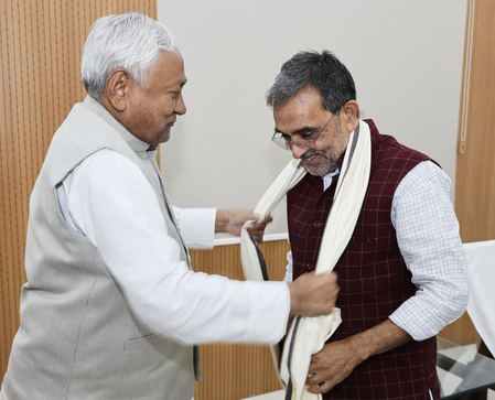 एनडीए की बड़ी जीत पर उपेंद्र कुशवाहा ने नीतीश कुमार से मुलाकात कर दी बधाई, गठबंधन की एकता पर जोर एनडीए की बड़ी जीत पर उपेंद्र कुशवाहा ने नीतीश कुमार से मुलाकात कर दी बधाई, गठबंधन की एकता पर जोर