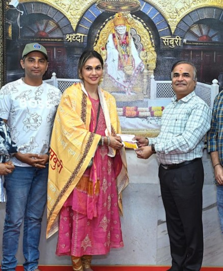 शिरडी साईं बाबा के दर्शन कर ईशा कोप्पिकर बोलीं, दिल भरा-भरा और मन हल्का हो गया शिरडी साईं बाबा के दर्शन कर ईशा कोप्पिकर बोलीं, दिल भरा-भरा और मन हल्का हो गया