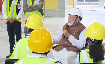 पीएम मोदी ने बुलेट ट्रेन परियोजना की समीक्षा की, इंजीनियरों और कर्मचारियों से भी की बातचीत पीएम मोदी ने बुलेट ट्रेन परियोजना की समीक्षा की, इंजीनियरों और कर्मचारियों से भी की बातचीत