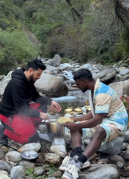 पहाड़ों पर देसी जुगाड़ से पंजाबी सिंगर काका ने बनाया मटर पुलाव, खूबसूरत वादियों के बीच चखा स्वाद पहाड़ों पर देसी जुगाड़ से पंजाबी सिंगर काका ने बनाया मटर पुलाव, खूबसूरत वादियों के बीच चखा स्वाद