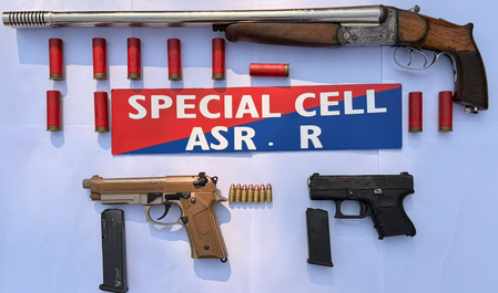 अमृतसर यूके स्मगलर से जुड़े 5 आरोपी गिरफ्तार, हथियार और जिंदा राउंड बरामद अमृतसर यूके स्मगलर से जुड़े 5 आरोपी गिरफ्तार, हथियार और जिंदा राउंड बरामद