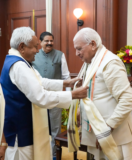 नीतीश कुमार और गडकरी ने बिहार के राज्यपाल आरिफ मोहम्मद खान को दी जन्मदिन की बधाई