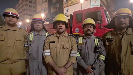 नोएडा कृष्णा प्लाजा में भीषण आग, घंटों की मशक्कत के बाद पाया काबू, कोई जनहानि नहीं नोएडा कृष्णा प्लाजा में भीषण आग, घंटों की मशक्कत के बाद पाया काबू, कोई जनहानि नहीं