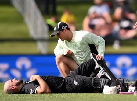 डैरिल मिशेल का विंडीज के खिलाफ दूसरे वनडे में खेलना संदिग्ध, निकोल्स को कवर के तौर पर बुलाया गया डैरिल मिशेल का विंडीज के खिलाफ दूसरे वनडे में खेलना संदिग्ध, निकोल्स को कवर के तौर पर बुलाया गया