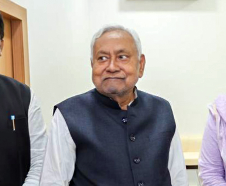 बिहार में नई सरकार गठन की प्रक्रिया शुरू, नीतीश ने राजभवन पहुंचकर विधानसभा विघटित करने का अनुशंसा पत्र सौंपा बिहार में नई सरकार गठन की प्रक्रिया शुरू, नीतीश ने राजभवन पहुंचकर विधानसभा विघटित करने का अनुशंसा पत्र सौंपा