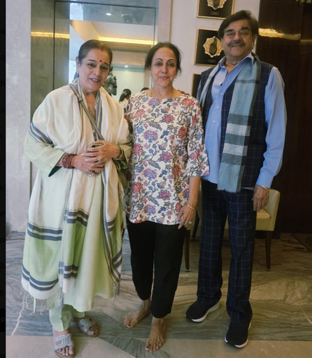 <div>Shatrughan Sinha visits Hema Malini to offer wishes for Dharmendra's speedy recovery</div>