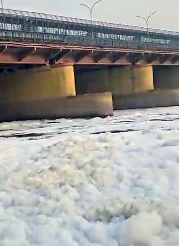 बिहार चुनाव समाप्त, यमुना में फिर लौट आया झाग, आप ने खड़े किए सवाल बिहार चुनाव समाप्त, यमुना में फिर लौट आया झाग, आप ने खड़े किए सवाल