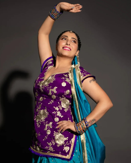 नेहा भसीन ने ऑल-गर्ल्स बैंड से लिखी अपनी पहचान की कहानी, आवाज से खींचा सभी का ध्यान नेहा भसीन ने ऑल-गर्ल्स बैंड से लिखी अपनी पहचान की कहानी, आवाज से खींचा सभी का ध्यान