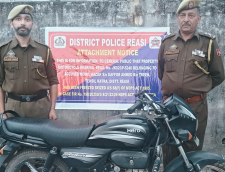 जम्मू-कश्मीर रियासी में पुलिस ने ड्रग्स के पैसों से खरीदी गई मोटरसाइकिल जब्त की