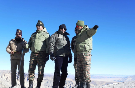 रक्षा सचिव ने सीमावर्ती इलाकों का किया दौरा, सैन्य तैयारियों की विस्तृत समीक्षा की