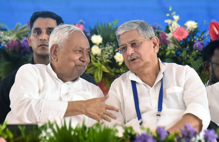 बिहार शपथ ग्रहण समारोह से पहले ललन सिंह और संजय झा दिल्ली पहुंचे, सियासी हलचल तेज बिहार शपथ ग्रहण समारोह से पहले ललन सिंह और संजय झा दिल्ली पहुंचे, सियासी हलचल तेज