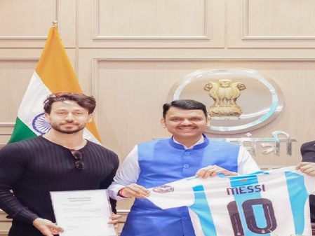 टाइगर श्रॉफ को मुख्यमंत्री देवेंद्र फडणवीस के साथ देखकर खुश हुए जैकी श्रॉफ, शेयर की वीडियो