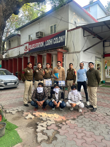 दिल्ली लोधी कॉलोनी पुलिस की मुस्तैदी, बारापुला फ्लाईओवर पर तीन अपराधी गिरफ्तार, दो देसी कट्टे-छह कारतूस बरामद दिल्ली लोधी कॉलोनी पुलिस की मुस्तैदी, बारापुला फ्लाईओवर पर तीन अपराधी गिरफ्तार, दो देसी कट्टे-छह कारतूस बरामद