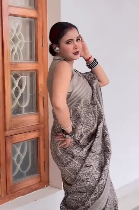 त्रिशा कर मधु ने साड़ी में लगाए भोजपुरी ठुमके, एक्सप्रेशन से लोगों को किया कायल