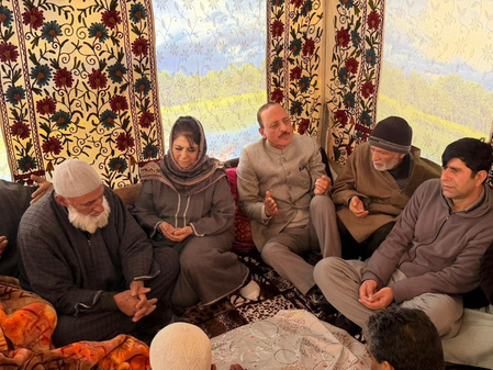 नौगाम विस्फोट में जान गंवाने वाले इंस्पेक्टर शाह असरार-उल-हक के परिजनों से मिलीं महबूबा मुफ्ती नौगाम विस्फोट में जान गंवाने वाले इंस्पेक्टर शाह असरार-उल-हक के परिजनों से मिलीं महबूबा मुफ्ती