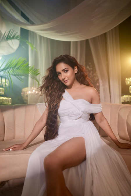 Neeti Mohan announces new indie single ‘Mirza’ on her birthday