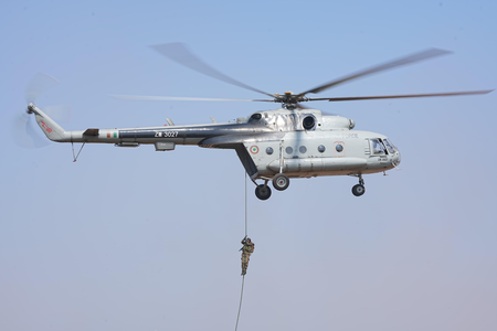 मित्र शक्तिः ड्रोन, हेलीकॉप्टर व रोबोटिक से दुश्मनों को तलाश रहे भारत और श्रीलंका के जवान मित्र शक्तिः ड्रोन, हेलीकॉप्टर व रोबोटिक से दुश्मनों को तलाश रहे भारत और श्रीलंका के जवान