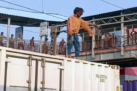 धनबाद रेलवे स्टेशन पर मालगाड़ी पर चढ़ा युवक, ट्रेनें रुकीं