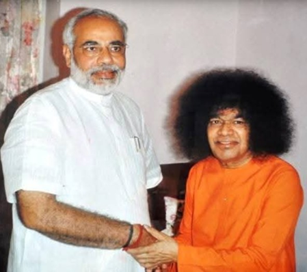 ...जब प्रधानमंत्री मोदी ने श्री सत्य साईं बाबा से देश से जुड़े मुद्दों पर बात की थी, मोदी आर्काइव ने शेयर किया पोस्ट