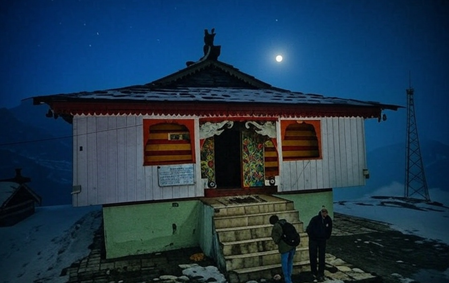 हिमाचल का वो मंदिर, जहां हर 12 साल में आकाशीय बिजली गिरने से चकनाचूर हो जाता है शिवलिंग