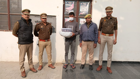 नोएडा में 25,000 रुपए का इनामी तस्कर गिरफ्तार, गांजा और नकदी बरामद