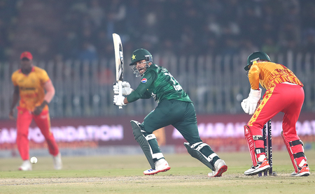 त्रिकोणीय टी20 सीरीज हारते-हारते जीती पाकिस्तान, आखिरी ओवर में हारी जिम्बाब्वे