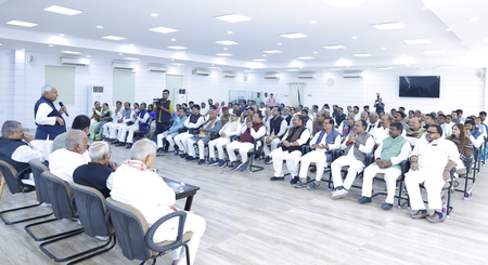 बिहार जदयू विधायक दल की बैठक में नीतीश कुमार नेता चुने गए बिहार जदयू विधायक दल की बैठक में नीतीश कुमार नेता चुने गए