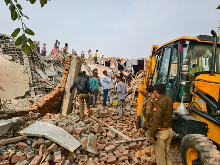 ग्रेटर नोएडा  निर्माणाधीन मकान का लेंटर गिरा, कई लोग मलबे में दबे, बचाव कार्य जारी