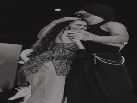 वाहेगुरु का आशीर्वाद लेकर दिलजीत दोसांझ करते हैं कॉन्सर्ट की शुरुआत वाहेगुरु का आशीर्वाद लेकर दिलजीत दोसांझ करते हैं कॉन्सर्ट की शुरुआत