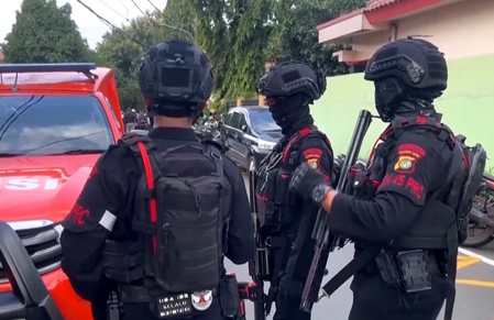 इंडोनेशियाई छात्र की 42-पेज डायरी ने खोला मस्जिद बम हमले का सच! इंडोनेशियाई छात्र की 42-पेज डायरी ने खोला मस्जिद बम हमले का सच!