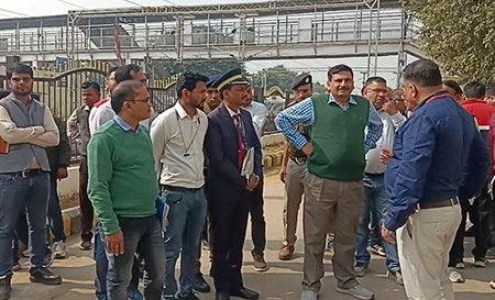 प्रयागराज रेल मंडल के जीएम ने कार्यों का किया निरीक्षण, किसानों ने सौंपा ज्ञापन प्रयागराज रेल मंडल के जीएम ने कार्यों का किया निरीक्षण, किसानों ने सौंपा ज्ञापन