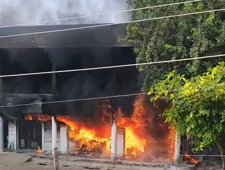 शिरपुर के निमझरी नाका परिसर में लगी आग, एटीएम समेत तीन दुकानें जलकर खाक