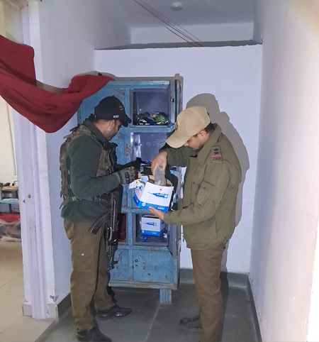 जम्मू-कश्मीर कुलगाम पुलिस ने डॉक्टरों के लॉकरों का दुरुपयोग रोकने के लिए चलाया चेकिंग अभियान
