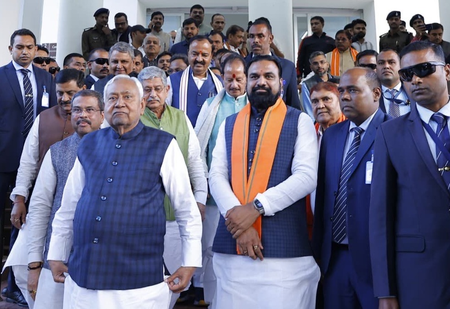 नीतीश कुमार ने सीएम पद से दिया इस्तीफा, राज्यपाल को नई सरकार बनाने का पेश किया दावा