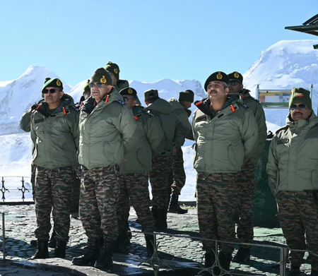 अग्रिम चौकियों पर पहुंचे सेनाध्यक्ष, सीमा क्षेत्र में सैन्य तैयारियों की समीक्षा अग्रिम चौकियों पर पहुंचे सेनाध्यक्ष, सीमा क्षेत्र में सैन्य तैयारियों की समीक्षा