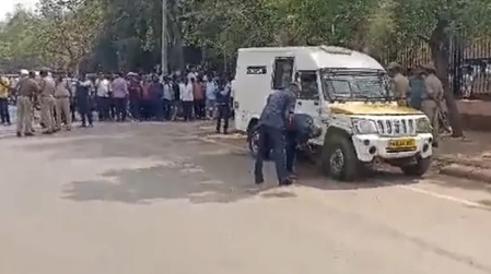 बेंगलुरु में दिन दहाड़े करोड़ों रुपए की लूट, एटीएम फंड ले जा रही गाड़ी को बनाया निशाना बेंगलुरु में दिन दहाड़े करोड़ों रुपए की लूट, एटीएम फंड ले जा रही गाड़ी को बनाया निशाना