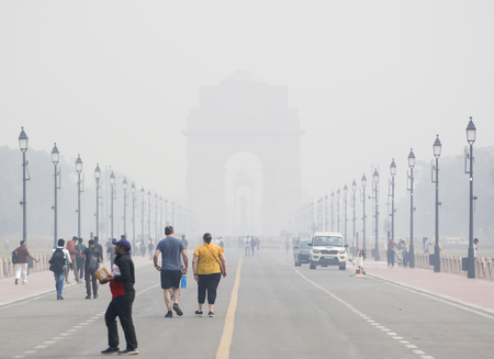 दिल्ली में धुंध की मोटी छाई, औसत वायु गुणवत्ता सूचकांक 400 के करीब पहुंचा