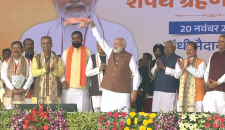 बिहार शपथ ग्रहण समारोह में पीएम मोदी ने झुककर किया शुक्रिया तो गमछा लहराकर भरा जोश