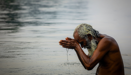 गंगा जल की हर बूंद में छिपी है शांति, सफलता और सौभाग्य का भी उपाय गंगा जल की हर बूंद में छिपी है शांति, सफलता और सौभाग्य का भी उपाय