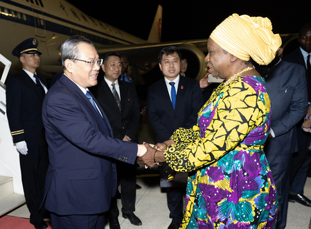 ली छ्यांग जाम्बिया की आधिकारिक यात्रा शुरू करने के लिए लुसाका पहुंचे ली छ्यांग जाम्बिया की आधिकारिक यात्रा शुरू करने के लिए लुसाका पहुंचे