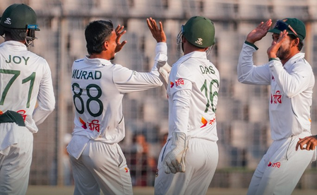 आयरलैंड पर फॉलोऑन का खतरा, बांग्लादेश के खिलाफ पहली पारी में 98 पर गंवाए 5 विकेट आयरलैंड पर फॉलोऑन का खतरा, बांग्लादेश के खिलाफ पहली पारी में 98 पर गंवाए 5 विकेट