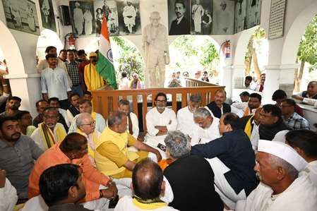 बिहार पश्चिम चंपारण के भितिहरवा गांधी आश्रम में प्रायश्चित के लिए एक दिन के मौन उपवास पर बैठे प्रशांत किशोर