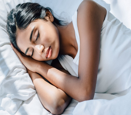 आपके लेटने का तरीका करता है शरीर को प्रभावित, जानें बायीं करवट लेकर सोने के फायदे