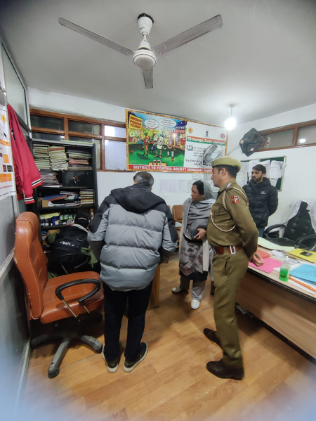 श्रीनगर पुलिस ने डॉक्टरों के लॉकरों की जांच की, सुरक्षा और पारदर्शिता सुनिश्चित करने पर जोर