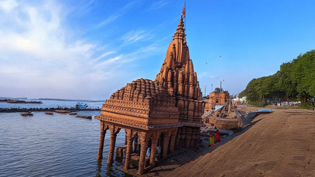 क्यों पानी में डूबा रहता है रत्नेश्वर महादेव मंदिर? श्राप या फिर कोई चमत्कार